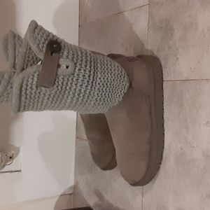 UGG  boots  size  4